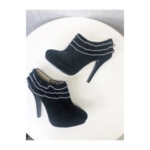 Liliana Velvet  Ruffled Women’s Heels Size 8